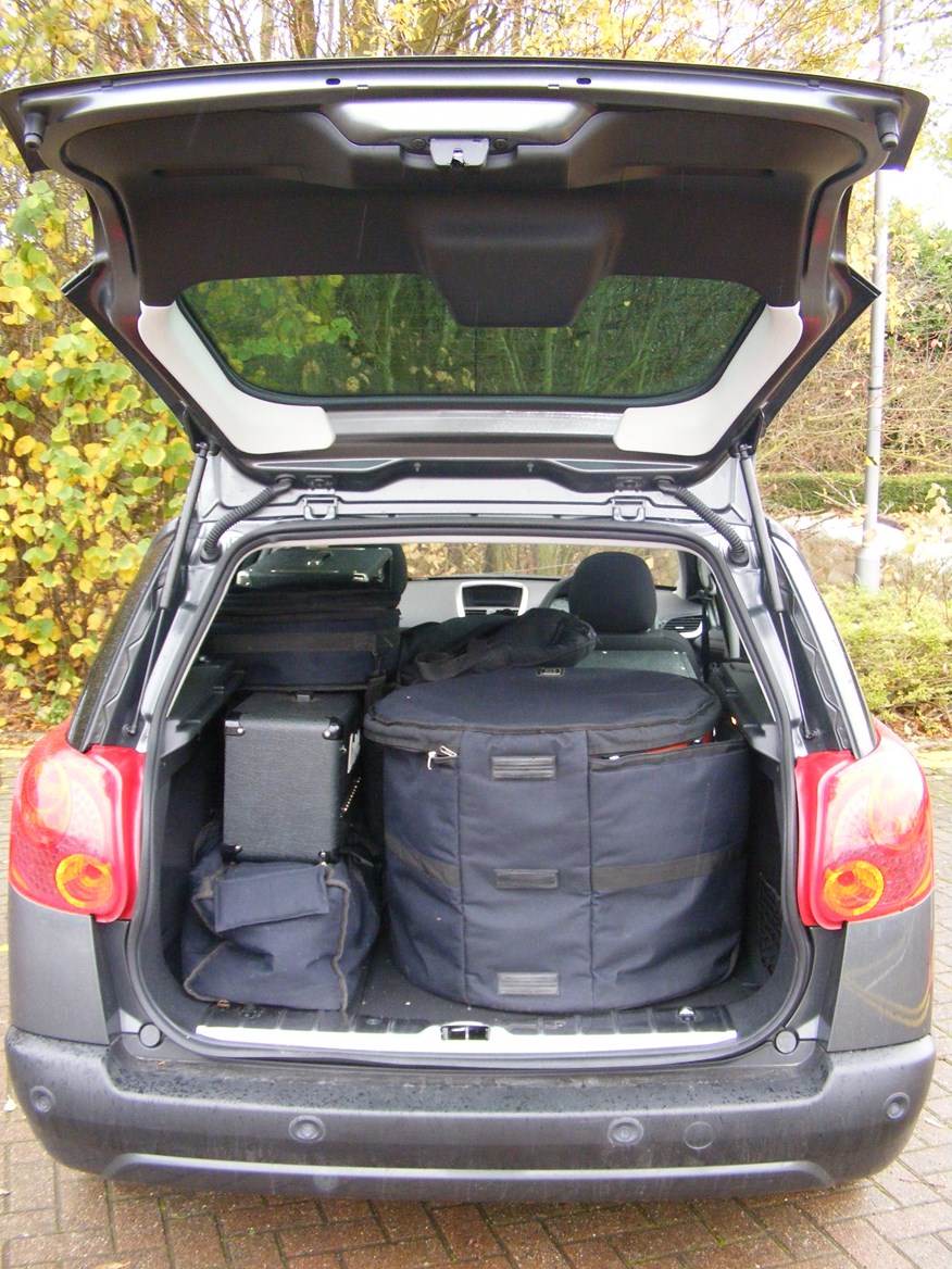 Peugeot 207 SW Filling the boot Parkers